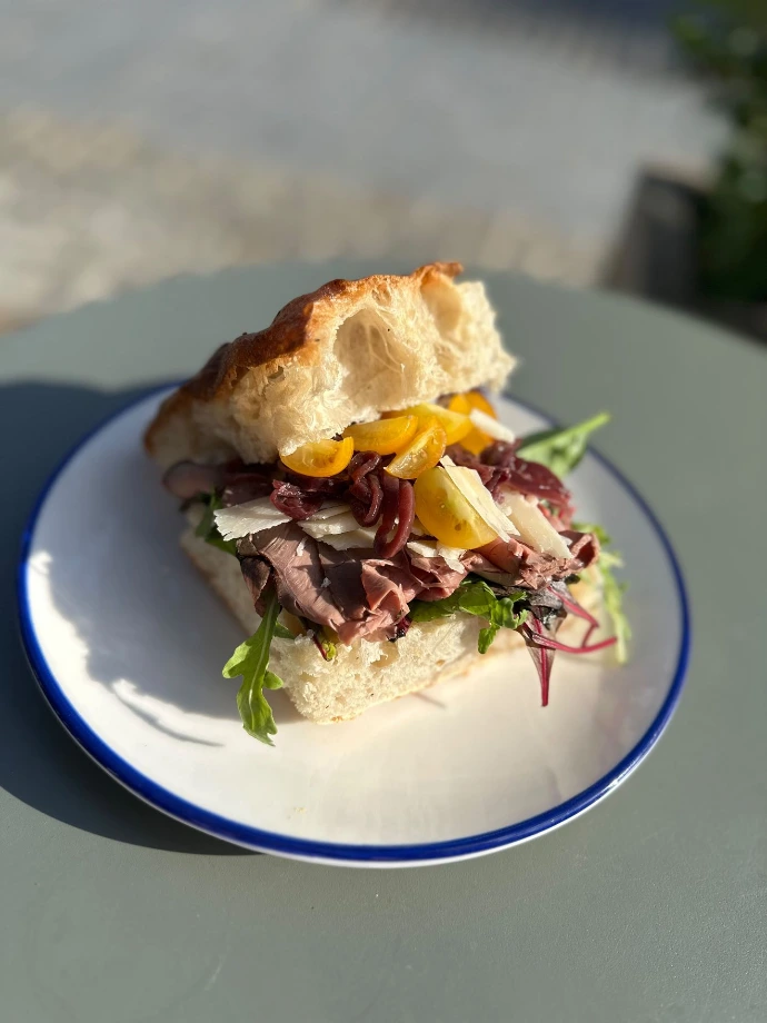 Zuurdesem focaccia met rosbief